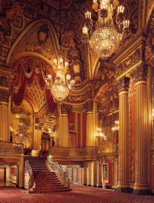 La entrada principal del Teatro Palacio de Los Ángeles